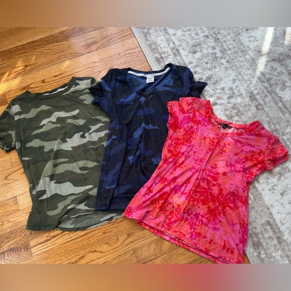 Bundle of 3 Women’s Short Sleeve Camo Tees Size S/M PINK Victoria’s Secret - Picture 1 of 7